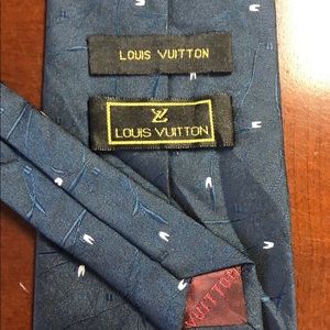 LOUIS VUITTON 100% Silk Seide Made in Italy